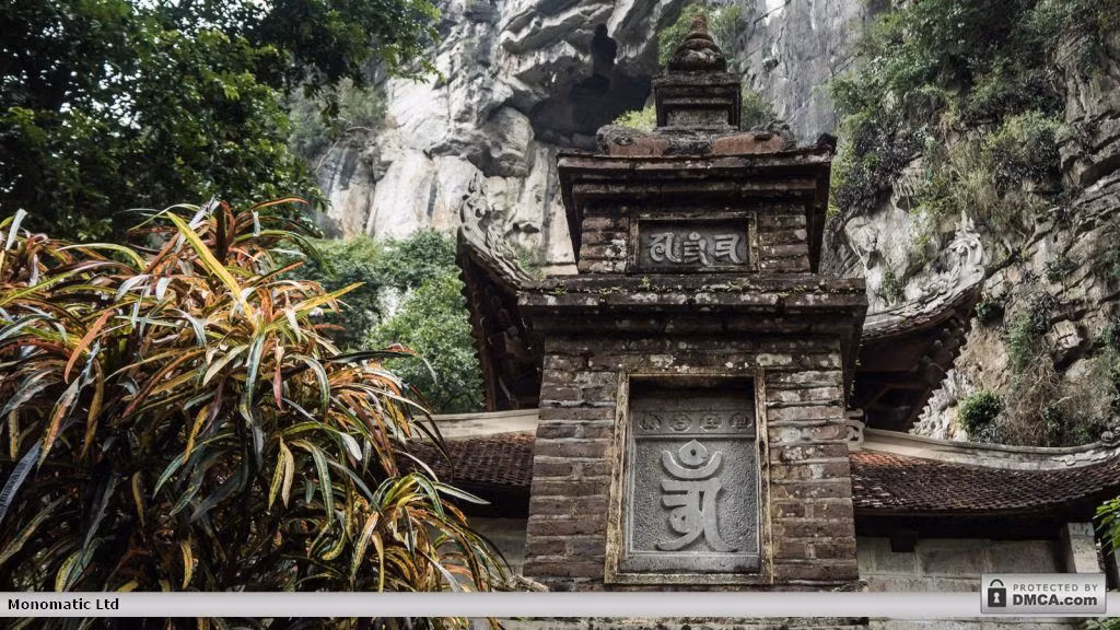 Dấu ấn thời gian ở chùa Bích Động. Ảnh: Gomandrake.co.uk.