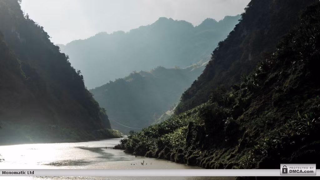 Nét huyền ảo như cõi mộng của sông núi ở Tam Cốc. Ảnh: Gomandrake.co.uk.