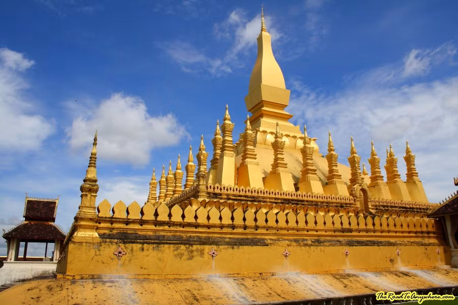 Vế kiến trúc, trung tâm Thạt Luổng là một tòa tháp cao 45 mét, được dát vàng rực rỡ. Đế của khối tháp là một đài sen hình vuông đang nở tung những cánh vàng ra bốn phía. Ảnh: The Road to Anywhere.