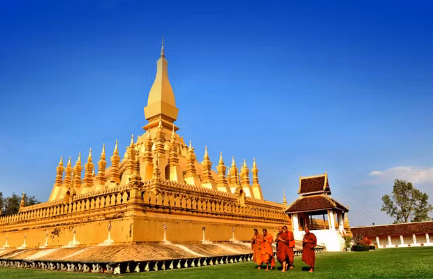 Nằm ở trung tâm thủ đô Viêng Chăn, Thạt Luổng hay Pha That Luang là một công trình Phật giáo mang tính biểu tượng của đất nước Lào. Ảnh: BestPrice. Ảnh: Smart Sinn Travel.