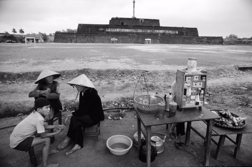 Quán trà đá vỉa hè ở bên ngoài Hoàng thành Huế năm 1980. Ảnh: Philip Jones Griffiths/ Magnum Photos.