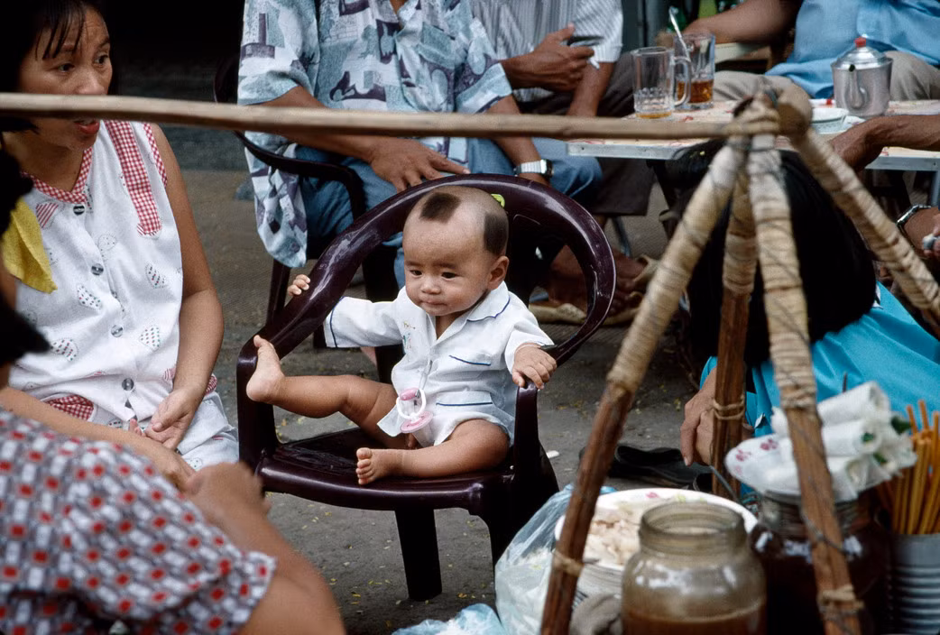 Một hình ảnh ngộ nghĩnh về hàng quán vỉa hè ở Sài Gòn năm 1996. Ảnh: PG/ Magnum Photos.