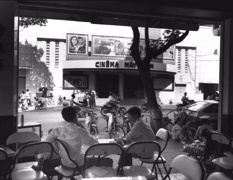 Trong quán cà phê đối diện rạp Vinh Quang ở đường Pasteur, TP HCM năm 1992. Ảnh: Raymond Depardon/ Magnum Photos.