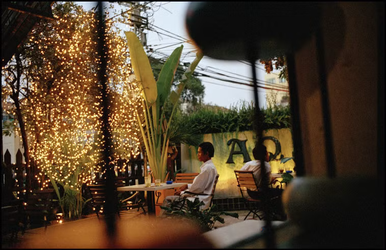 Khung cảnh tại một quán cà phê ở TP HCM năm 2005. Ảnh: Patrick Zachmann/ Magnum Photos.