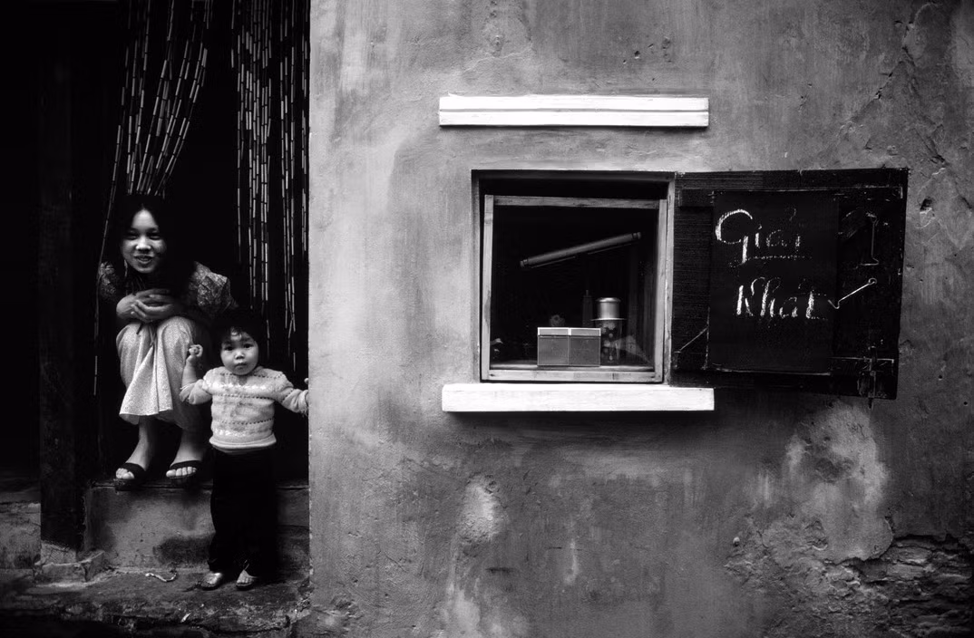 Quán giải khát vỉa hè ở Hà Nội năm 1980. Ảnh: Philip Jones Griffiths/ Magnum Photos.