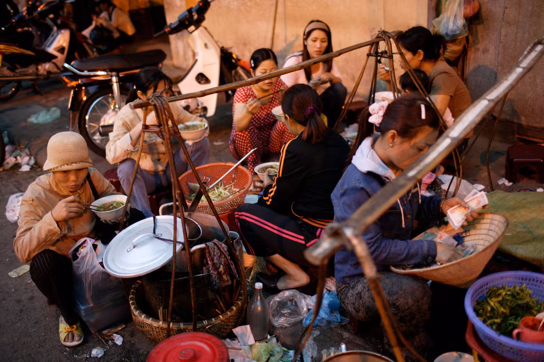 Gánh bún ở phố cổ Hà Nội 2007. Ảnh: John Vink/ Magnum Photos.