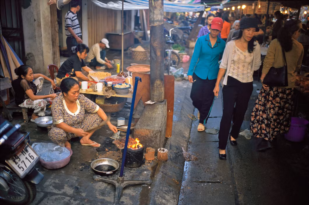 Thịt xiên nướng vỉa hè ở chợ Hàng Bè, Hà Nội năm 2004. Ảnh: David Alan Harvey/ Magnum Photos.