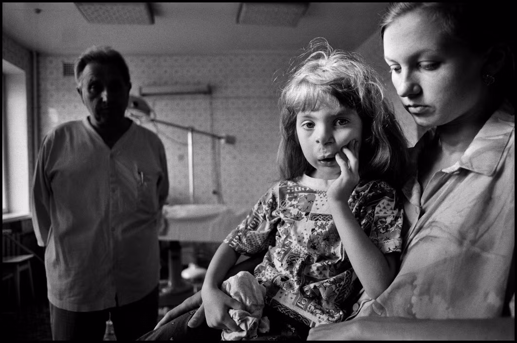 Một người mẹ vận động con mình tiếp tục phẫu thuật để điều trị ung thư trong bệnh viện Ung thư Trẻ em ở Minsk, Belarus. Ảnh: Paul Fusco/ Magnum Photos.