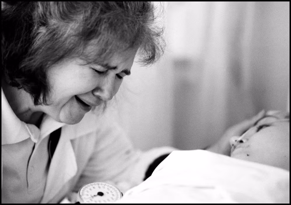 Bà Lida than khóc khi con gái 17 tuổi Aleysa Beoia trút hơi thở cuối cùng tại bệnh viện lâm sàng Gonel, Belarus. Cô gái được chẩn đoán ung thư máu từ khi 11 tuổi, đã được điều trị tại Nga, Ireland và Mỹ nhưng không hiệu quả. Ảnh: Paul Fusco/ Magnum Photos.