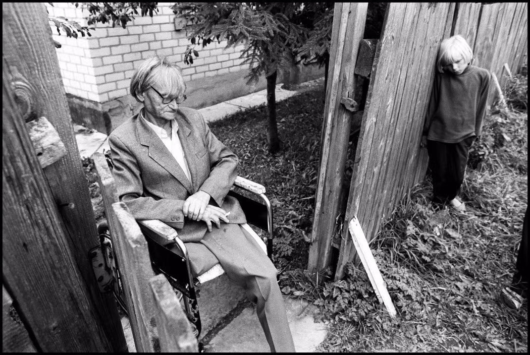 Ông Nikolai Yanchin, một bệnh nhân ung thư đang sống những ngày cuối đời ở một ngôi làng nhỏ nằm cách khu cách ly Chernobyl khoảng 30km. Ông là một nhân viên cứu hộ ở Chernobyl thời điểm thảm họa hạt nhân xảy ra. Ảnh: Paul Fusco/ Magnum Photos.