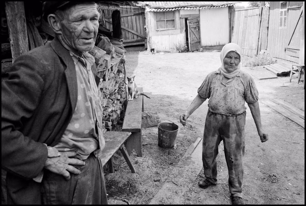 Ông Ivan và vợ vẫn sống trong khu vực cách ly quanh nhà máy điện hạt nhân Chernobyl. Gia đình ông từ chối chuyển đi và sống theo lối tự cung tự cấp dù được cảnh báo rằng các loại thực phẩm tự sản xuất ở nơi đây có thể gây nguy hiểm cho sức khỏe. Ảnh: Paul Fusco/ Magnum Photos.