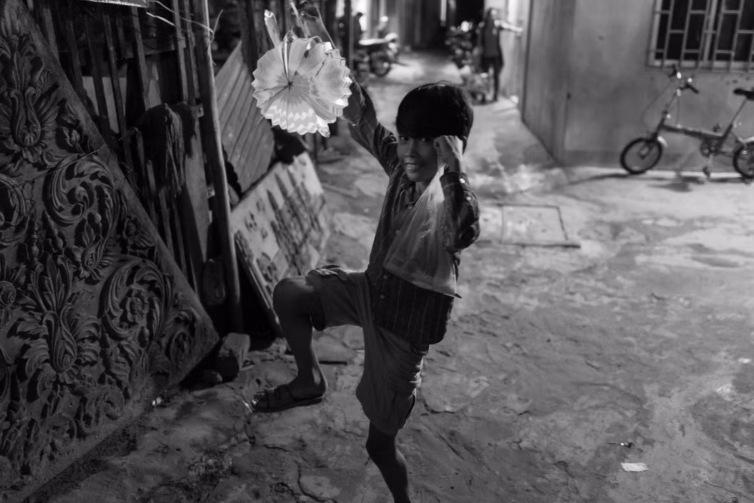 Vẻ phấn khích của một cậu bé trong ngày Tết Trung thu. Ảnh: John Vink/ Magnum Photos.