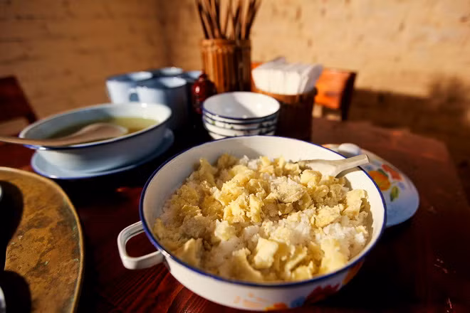  Cơm độn. Do tình trạng thiếu gạo trầm trọng, cơm độn khoai, mì, sắn... đã trở thành"bạn đồng hành" của phần lớn các gia đình ở Việt Nam thời kỳ bao cấp. Ảnh: Congthucmonngon.