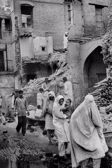 Cảnh đổ nát ở Lahore sau những cuộc xung đột giữa người Hồi giáo với người Ấn giáo và người theo đạo Sikh, xảy ra sau khi Ấn Độ giành độc lập. Ảnh: Henri Cartier-Bresson.