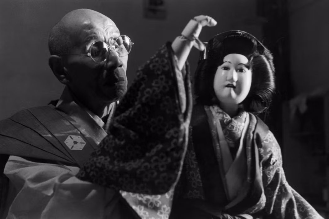 Ông Bungoro, một nghệ nhân múa rối nổi tiếng Kyoto. Ảnh: Werner Bischof.