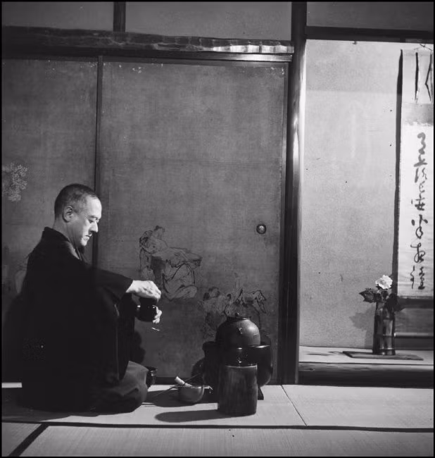 Người nghệ nhân thực hiện nghi thức trà đạo trong một trà thất. Ảnh: Werner Bischof.