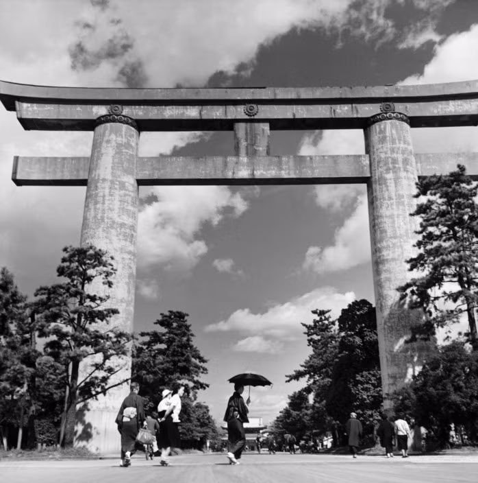 Cảnh cổng lớn của đền Kiyomizu. Ảnh: Werner Bischof.