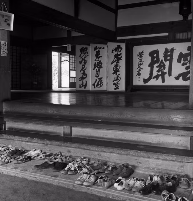 Những chiếc giáy học sinh xếp bên ngoài lối vào đền Ryoanji. Ảnh: Werner Bischof.