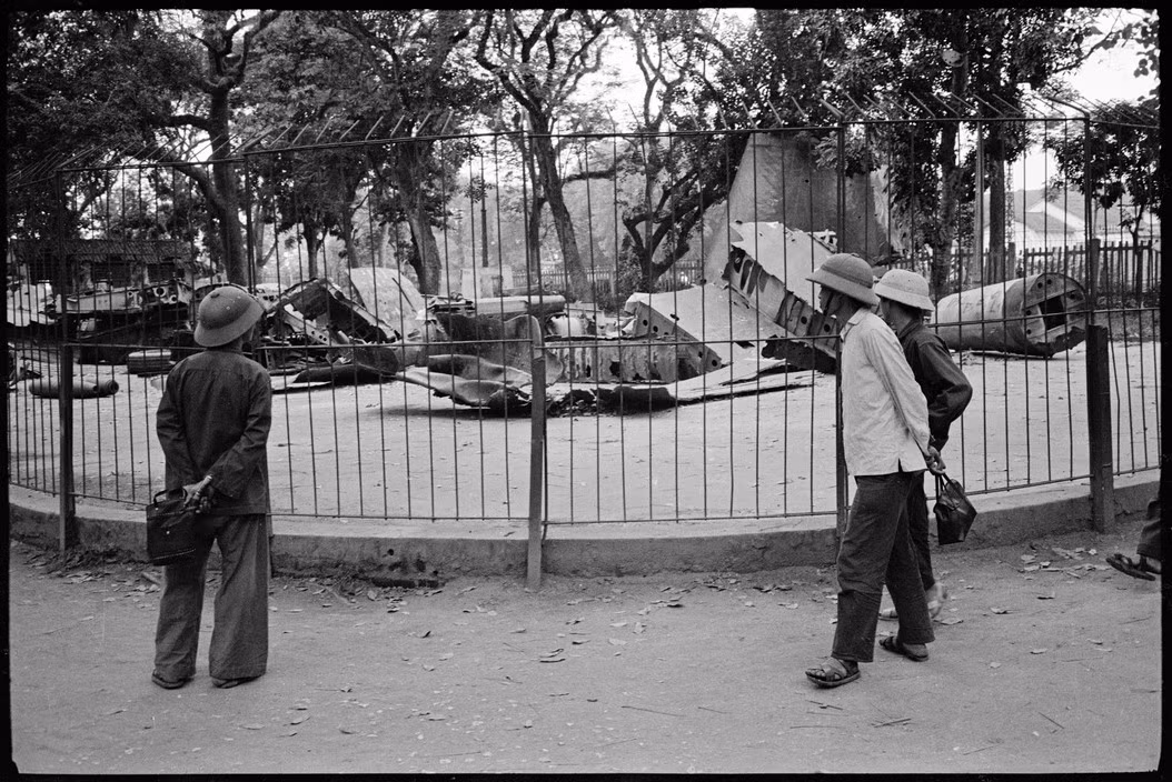Xác máy bay B-52 của Mỹ được trưng bày trong vườn thú Hà Nội. Ảnh: A. Abbas/ Magnum Photos.