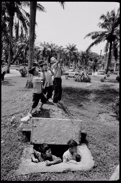 Hầm trú bom thời kháng chiến chống Mỹ trở thành nơi vui chơi của trẻ em Hà Nội sau khi chiến tranh kết thúc. Ảnh: A. Abbas/ Magnum Photos.