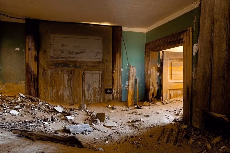 Đến giữa thập niên 1950, thị trấn kim cương vang bóng một thời đã bị bỏ hoang hoàn toàn. Ảnh: Amusing Planet.