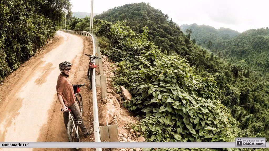 Phượt thủ Tây bảy tỏ sự hứng khởi trước cảnh núi rừng Việt Nam. Ảnh: Gomandrake.co.uk.