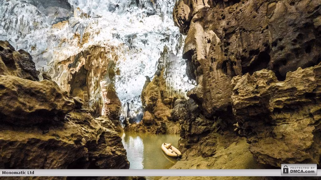 Bên trong động Phong Nha. Ảnh: Gomandrake.co.uk.