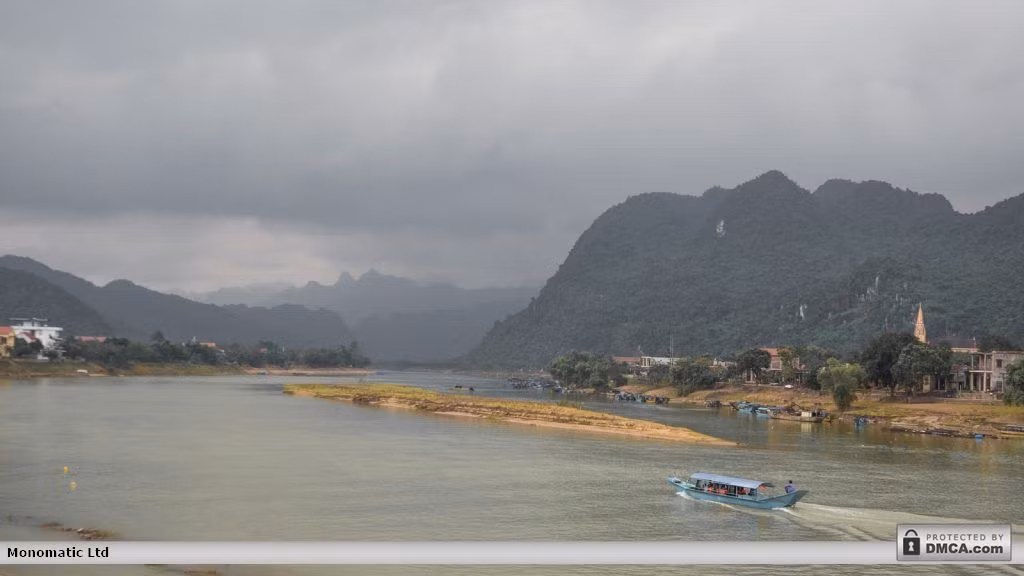 Khung cảnh sông núi hùng vĩ ở Phong Nha - Kẻ Bàng. Ảnh: Gomandrake.co.uk.