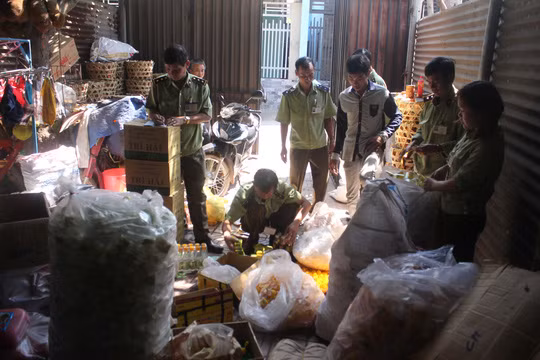 Trong nền kinh tế thị trường, các cơ sở sản xuất theo kiểu công nghiệp ngày càng phổ biến, việc quản lý chất lượng sản phẩm cũng trở nên phức tạp hơn. Không ít cơ sở đã lợi dụng kẽ hở luật pháp để đưa ra thị trường những sản phẩm kém chất lượng. Ảnh: Người Lao Động.