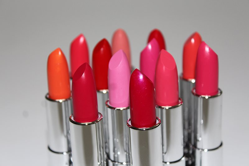 5. Son môi Son môi và mỹ phẩm có chứa một lượng hóa chất không tốt cho sức khỏe đặc biệt là chì, sử dụng lâu dài các hóa chất sẽ ngấm dần vào cơ thể gây ung thu. Tốt nhất bạn nên tìm hiểu kỹ sản phẩm và nên dùng mỹ phẩm hữu cơ và không chứa chất bảo quản.