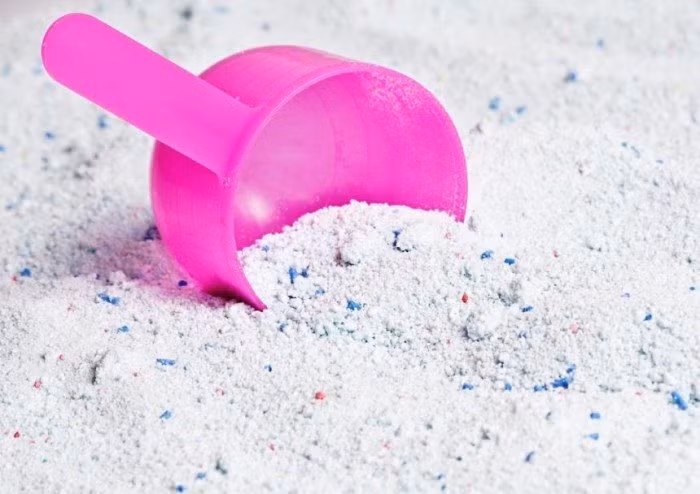  2. Bột giặt Bột giặt có nhiều chất tẩy rửa, chứa hóa chất. Một số hóa chất trong bột giặt có thể hấp thụ vào da, gây dị ứng da. Đó là lý do tại sao bạn không nên để datiếp xúc trực tiếp với bột giặt và cần giặt kỹ quần áo bằng nước sạch nhiều lần sau khi dùng bột giặt.