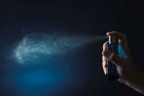 ##ss###style="font-size: 16px;"> 1. Nước hoa và xịt khử mùi toàn thân Nước hoa và xịt khử mùi toàn thân chính là thứ hóa chất độc hại nhất vì chúng chứa nhiều chất tạo mùi và chất nhân tạo có thể gây đau đầu, dị ứng, dị tật thai nhi, ung thư. Hơn nữa, rất nhiều người bị dị ứng và đau đầu sau khi tiếp xúc với một số loại nước hoa và xịt khử mùi toàn thân.