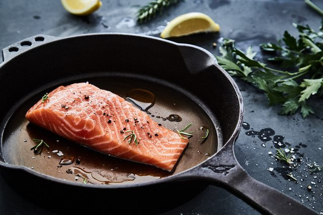 7. Chảo chống dính Chảo chống dính được làm nóng ở nhiệt độ cao có thể làm tan lớp phủ, giải phóng một loại khí độc hại, có hại cho sức khỏe của bạn.