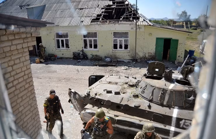 Binh lính Ukraine đi xe bọc thép tới một điểm giao tranh.