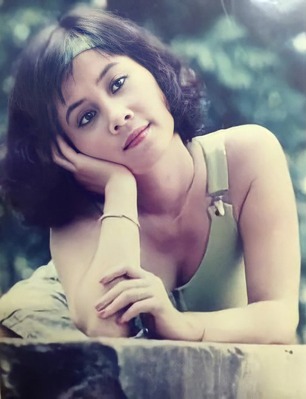 Ngoài những đóng góp trong mảng sân khấu, NSND Minh Hằng còn là con ong cần mẫn với phim truyền hình. Chị được xem là gương mặt được nhiều đạo diễn ưu ái cho các bộ phim được khán giả thời điểm ấy yêu mến.