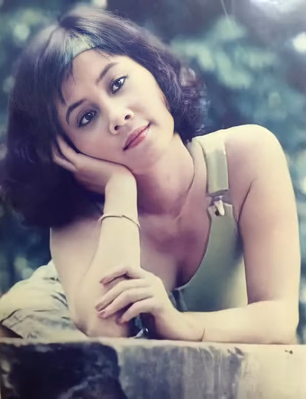 Ngoài những đóng góp trong mảng sân khấu, NSND Minh Hằng còn là con ong cần mẫn với phim truyền hình. Chị được xem là gương mặt được nhiều đạo diễn ưu ái cho các bộ phim được khán giả thời điểm ấy yêu mến.