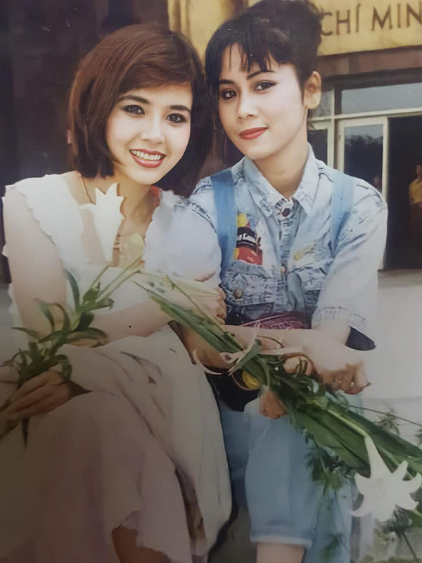 NSND Minh Hằng xuất hiện trong nhiều phim ăn khách như: Hà Nội mùa chim làm tổ, Mảnh vỡ hoàn hảo, Ghen, Gió qua miền tối sáng, Người Hà Nội... Những bộ phim mới nhất của chị gần đây có: Trò đời, Những nhân viên gương mẫu, Trở về yêu thương. Ảnh: NSND Minh Hằng chụp cùng NSND Lan Hương "Em bé Hà Nội".