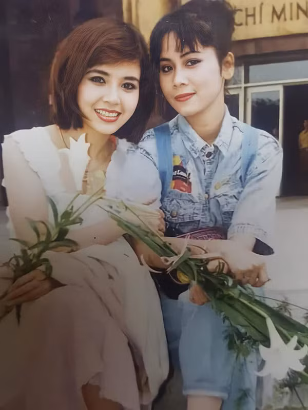 NSND Minh Hằng xuất hiện trong nhiều phim ăn khách như: Hà Nội mùa chim làm tổ, Mảnh vỡ hoàn hảo, Ghen, Gió qua miền tối sáng, Người Hà Nội... Những bộ phim mới nhất của chị gần đây có: Trò đời, Những nhân viên gương mẫu, Trở về yêu thương. Ảnh: NSND Minh Hằng chụp cùng NSND Lan Hương "Em bé Hà Nội".