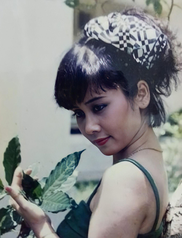 Không chỉ giỏi giang và nhiều màu sắc trong nghề, NSND Minh Hằng còn có nghề tay trái là biên dịch viên tiếng Anh.