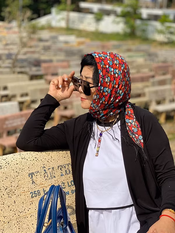 NSND Minh Hằng được ngợi khen là người phụ nữ Hà thành tài sắc thế nhưng đời tư của chị lại không hề trọn vẹn. Chị trải qua 2 cuộc hôn nhân nhưng kết cục cuối cùng chị không có nổi một người con. Tuy nhiên, Minh Hằng luôn là người lạc quan trong cuộc sống.