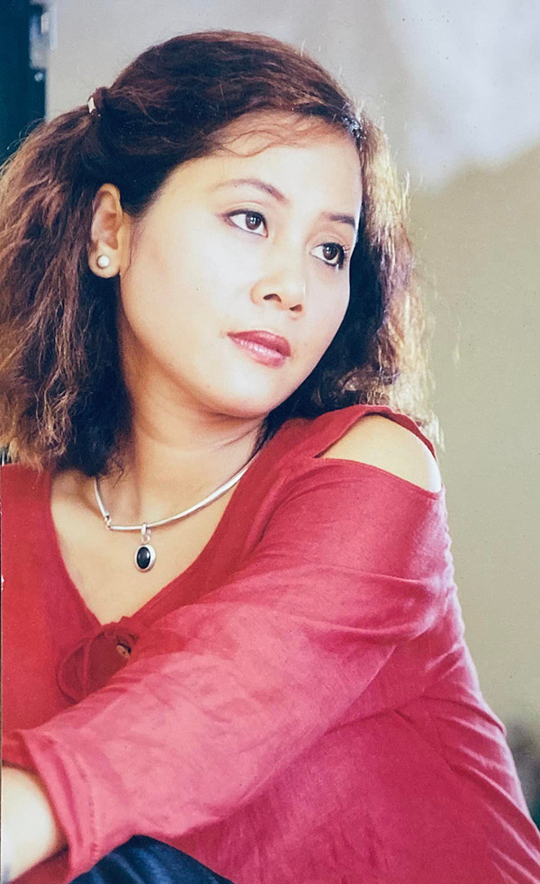 NSND Minh Hằng đã là một nghệ sĩ gạo cội, quen mặt với khán giả miền Bắc. Nữ diễn viên sinh năm 1964 tốt nghiệp khoa Sân khấu Kịch nói và làm việc tại Nhà hát Tuổi Trẻ vào năm 1983. Minh Hằng là nữ nghệ sĩ tiêu biểu của Nhà hát Tuổi trẻ. Chị từng tham gia nhiều vở kịch nổi tiếng: Cô hầu Nicole, Trưởng giả học làm sang, Điều không thể mất…