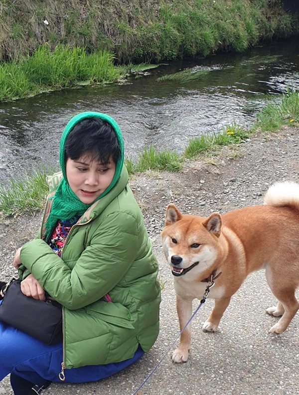 Hiện tại, ở tuổi xế chiều, sống một mình, nhưng NSND Minh Hằng luôn biết niềm vui trong cuộc sống. Đó là việc làm vườn, chăm sóc thú cưng, đi chơi với người thân và thỉnh thoảng trở lại màn ảnh nhỏ.