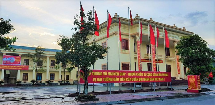  Giám đốc bị khiển trách vì dùng xe công chở vợ con đi chơi: Chiều 11/10/2020, UBND huyện Minh Hóa, tỉnh Quảng Bình xác nhận Hội đồng kỷ luật của huyện đã quyết định kỷ luật khiển trách đối với ông Cao Hữu Cường, giám đốc Trung tâm Văn hóa thông tin - thể thao huyện, vì đã có hành vi vi phạm trong việc sử dụng ô tô công trái quy định. (Ảnh trụ sở Trung tâm VHTT - TT huyện Minh Hóa) 