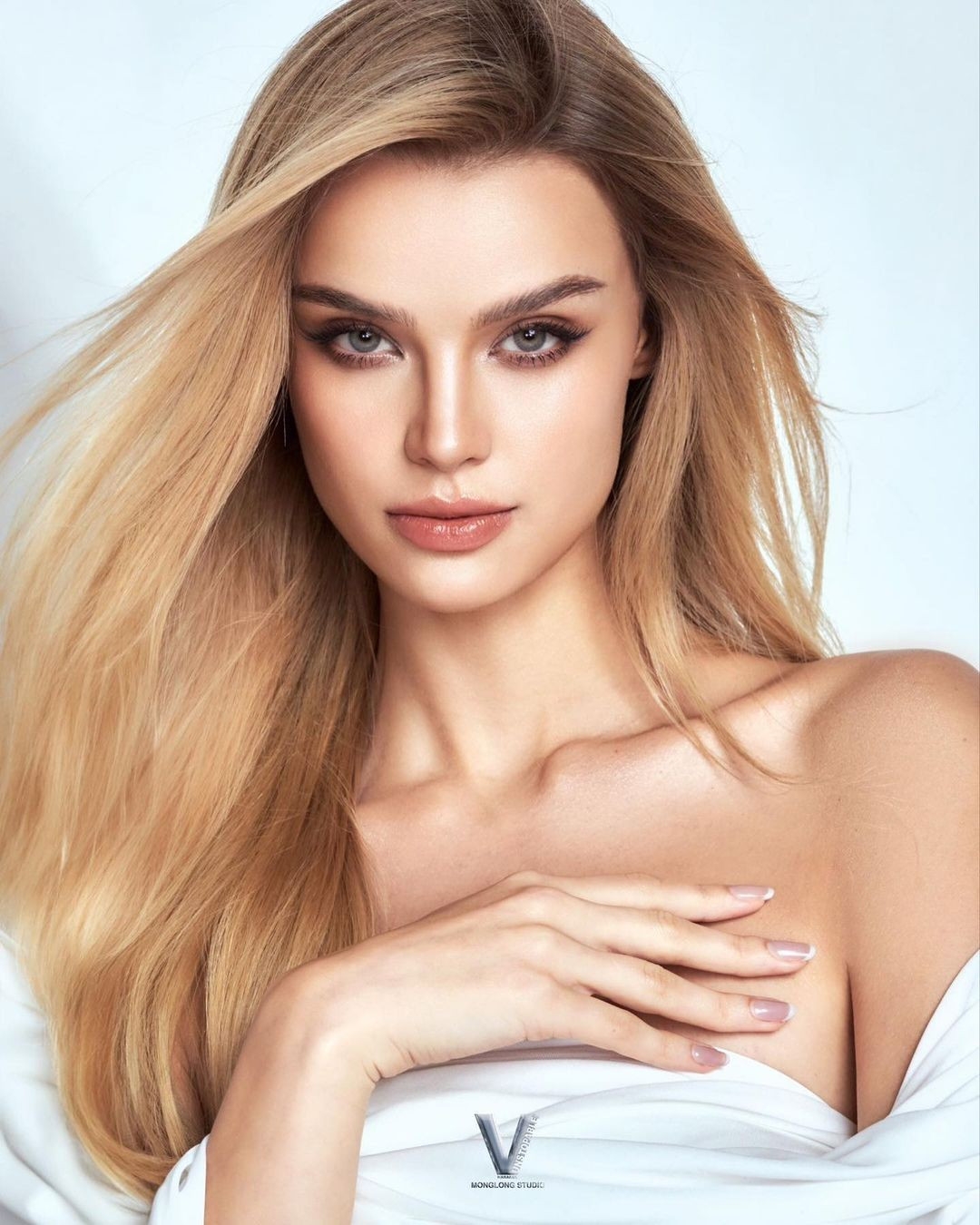 Krystyna sinh năm 1999 tại Cộng hòa Czech, tốt nghiệp chuyên ngành Luật tại Đại học Karl ở Praha. Cô cao 1,81 m, có gương mặt xinh đẹp với mái tóc vàng óng ả. Trên nhiều diễn đàn sắc đẹp, Krystyna được yêu thích vì vẻ đẹp được ví như búp bê.