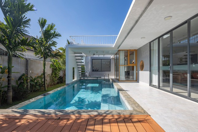 Để tạo ra không gian thoáng và sáng như mong muốn của gia chủ, các hệ cửa kính khung thép cao kịch trần và khe lấy sáng được KTS bố trí khoa học tại mỗi phòng để có thể tiếp cận tối đa với ánh sáng tự nhiên.