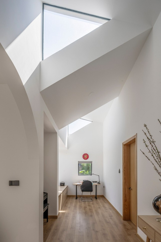 Tâm đắc nhất đối với KTS Lê Thanh Bình có lẽ là phòng làm việc, một không gian được tạo ra với nhiều bố cục hình học đa dạng, tạo cảm giác mới lạ và tràn đầy năng lượng.