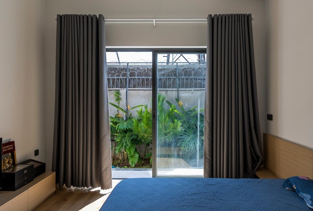 Bên trong phía ngôi nhà tràn ngập ánh sáng tự nhiên