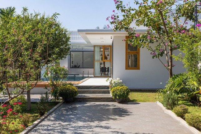 Giữa sân vườn xanh mát, Mi Mây house được thế kế theo phong cách hiện đại, trẻ trung, lồng ghép các cấu kiện của kiến trúc truyền thống như phần mái hiên rộng, bậc thềm tam cấp, phòng khách mở ra sân vườn. Vừa tạo cảm giác mới mẻ, thú vị vừa hài hòa, gần gũi.