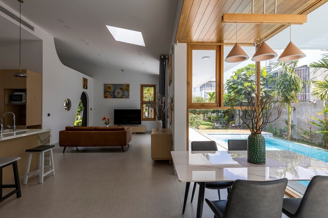 Điểm đặc biệt của ngôi nhà chính là vị trí hồ bơi được bố trí liền kề các không gian phòng khách, phòng ăn và phòng làm việc. Thiết kế này, vừa là biện pháp điều chỉnh vi khí hậu, cung cấp hơi nước, giảm nhiệt trong những ngày oi bức của vùng khí hậu Tây Nguyên.