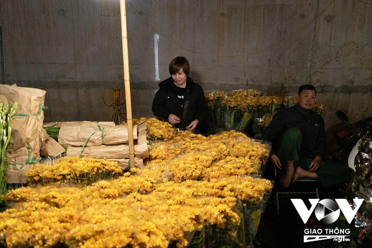 Năm nay, theo những người bán hoa cho biết, giá hoa tươi giảm hơn so với trước tết và cùng kỳ năm ngoái, sức mua cũng hạn chế hơn...